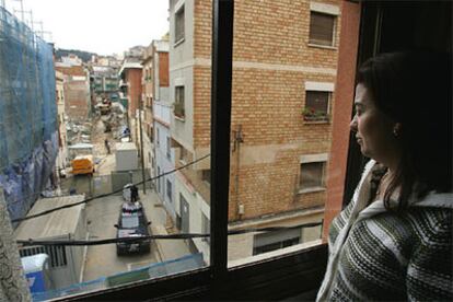 Avelina Gómez mira desde casa de sus suegros el lugar donde estaba su piso antes de que fuera derribado.