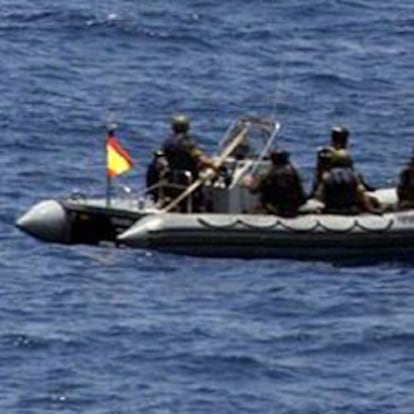Rescate del barco iraní <i>UAID 400</i> por la fragata <i>Navarra</i> tras ser abandonado a su suerte por un grupo de piratas somalíes.