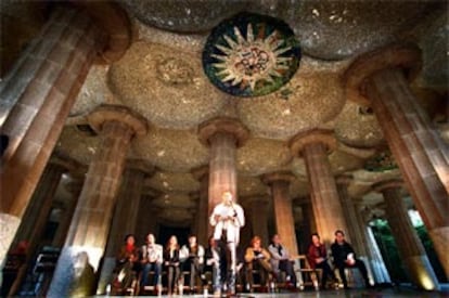 Un momento de la lectura de poemas, ayer, en el parque Güell.