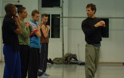 El coreógrafo Ohad Naharin (derecha) en ensayo.