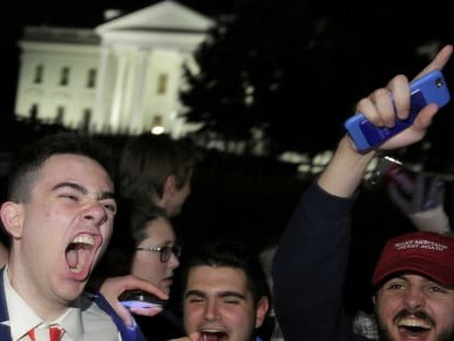 Seguidores de Trump, delante de la Casa Blanca.