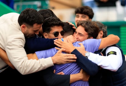 Alcaraz festeja su victoria junto a sus amigos y familiares.