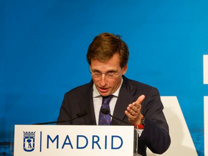 Martínez Almeida, durante la recepción al Real Madrid de baloncesto el pasado miércoles.