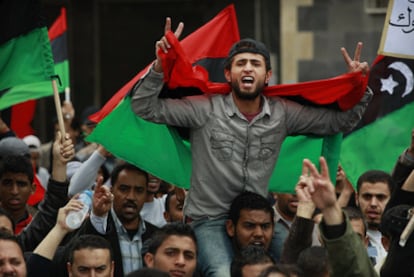 Manifestantes anti-Gadafi reclaman en Bengasi la creación de una zona de exclusión aérea.