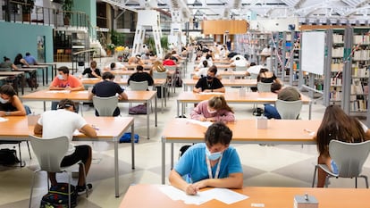 Estudiantes  examinándose de selectividad en la UPO, la semana pasada.