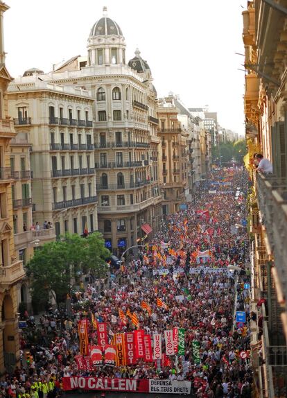 Otra manifestación multitudinaria ha recorrido Barcelona en contra de los recortes del Gobierno