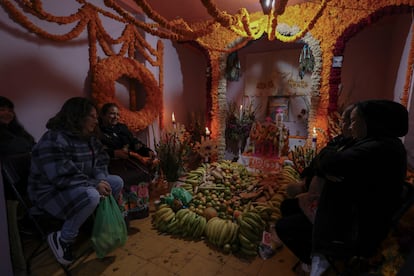 Familiares de Citlali Mejía, quien falleció en 2024, velan en su altar durante la noche previa al Día de Muertos, en Santa Fe de la Laguna, Michocán.