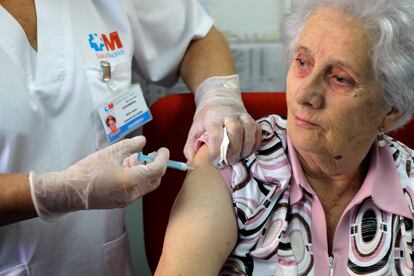 Una mujer recibe la vacuna en la campaña del año pasado en el centro de salud Cirajas de Madrid.