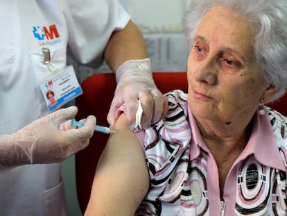 Una mujer recibe la vacuna en la campaña del año pasado en el centro de salud Cirajas de Madrid.