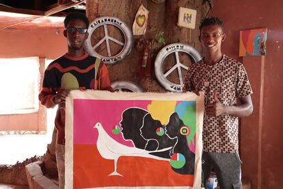 Hace mucho que los artistas internacionales no llegan hasta la reserva de Makasutu.  Solo los hermanos Amadou (con gafas) y Musa Bah le dan continuidad. Hacen de guías a los pocos visitantes que llegan hasta allí y continúan pintando.