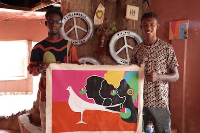 Hace mucho que los artistas internacionales no llegan hasta la reserva de Makasutu. Solo los hermanos Amadou (con gafas) y Musa Bah le dan continuidad. Hacen de guías a los pocos visitantes que llegan hasta allí y continúan pintando.