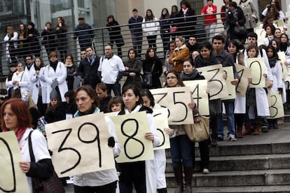 Personal de los hospitales públicos de Madrid escenifican la cuenta atrás del sistema de sanidad pública de Madrid.