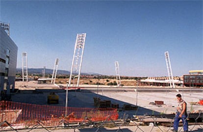 Un trabajador camina junto a las obras del futuro estadio de la Federación Española de Fútbol en Las Rozas.