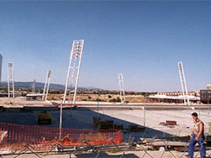 Un trabajador camina junto a las obras del futuro estadio de la Federación Española de Fútbol en Las Rozas.