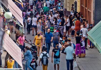 tiendas en la calle Obispo, el viernes 28 de enero del 2022, en La Habana, Cuba.
