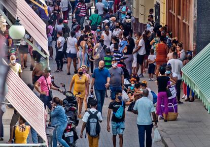 tiendas en la calle Obispo, el viernes 28 de enero del 2022, en La Habana, Cuba.