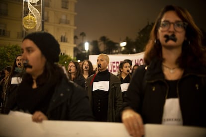 Centenares de personas participan en una manifestación con motivo del Día Internacional para la Eliminación de la Violencia contra la Mujer, en Sevilla.