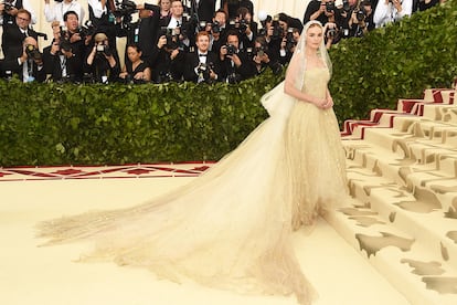 Kate Bosworth, impresionante como una Virgen María contemporánea vestida de Oscar de la Renta.