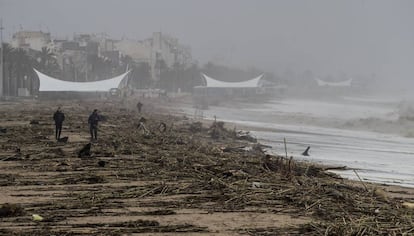 Efecto del temporal Glorai en una playa de Calella, en la provincia de Barcelona, en 2020.