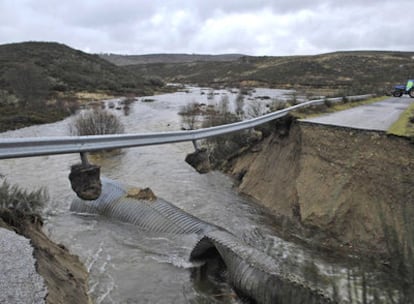El desbordamiento de un riachuelo en Calvos de Randín (Ourense) provocó el derrumbe de un puente y una carretera.