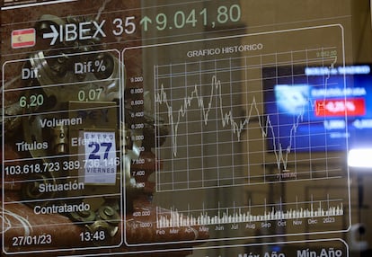 Un panel del Ibex 35 en el Palacio de la Bolsa.