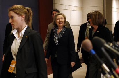30 de marzo de 2011. La secretaria de Estado de EE UU Hillary Clinton a su llegada al Capitolio para para explicar la postura del Departamento de Estado acerca de la crisis en Libia.