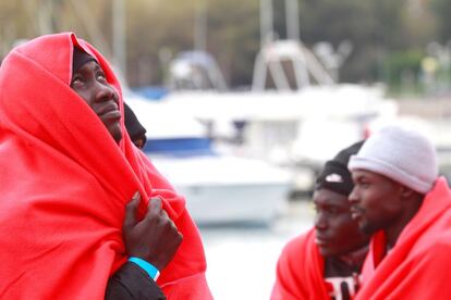 Inmigrantes a su llegada al puerto de Algeciras (Cádiz) tras ser rescatados en aguas del estrecho en enero de 2020.
