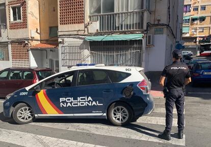 Una patrulla de la policía nacional en Alicante.