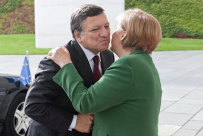 Barroso saluda a Merkel a su llegada ayer a Berlín, en una imagen facilitada por el Gobierno alemán.