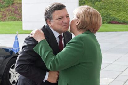 Barroso saluda a Merkel a su llegada ayer a Berlín, en una imagen facilitada por el Gobierno alemán.