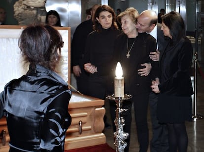 Isabel Páez (centro), viuda del actor Tony Leblanc, fallecido ayer a los noventa años a causa de un fallo cardíaco, junto a otros familiares, observa el féretro de su marido.