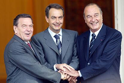 Gerhard Schröder, José Luis Rodríguez Zapatero y Jacques Chirac estrechan sus manos en La Moncloa.