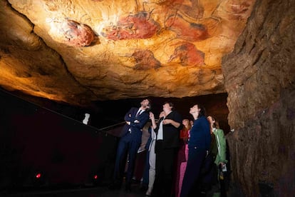 El Ministro de Cultura, Ernest Urtasun (izquierda), visita la reproducción de la cueva de Altamira, en una imagen facilitada por su departamento.