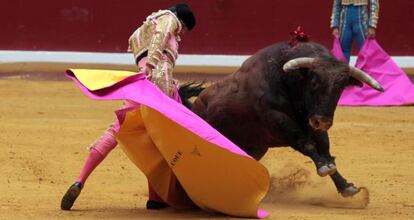 Daniel Luque, en un lance con el capote al primer toro de su lote.