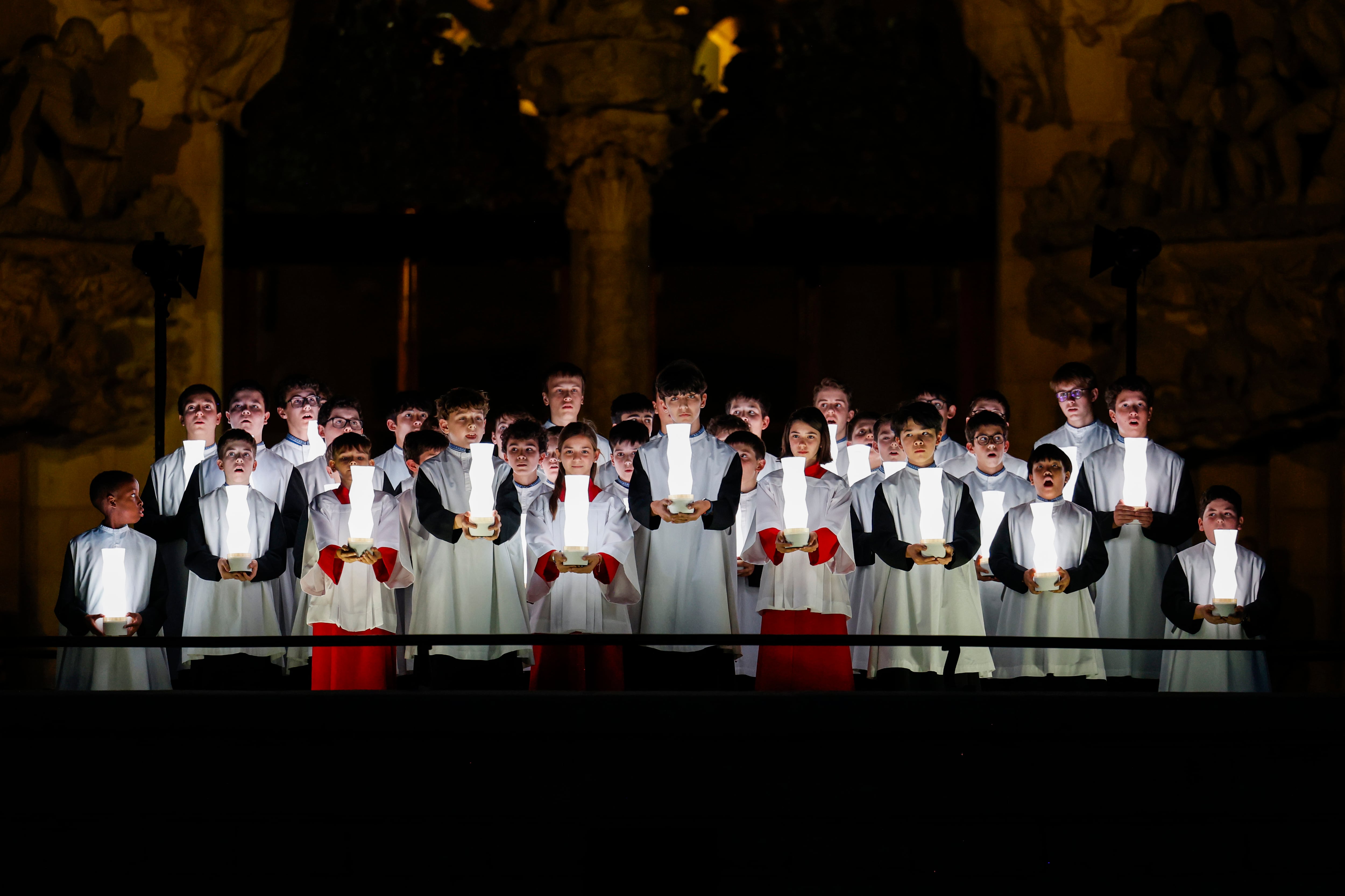 Indignación entre los 600 cantantes expulsados de la Sagrada Familia: “Por tres o cuatro estelades, todos castigados”