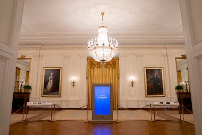 La Sala Este de la Casa Blanca, con una pantalla desde la que el presidente, Joe Biden, da un mensaje de bienvenida.