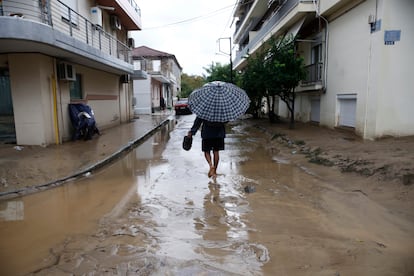 Un hombre camina entre el lodo en la ciudad griega de Volos, este miércoles. 