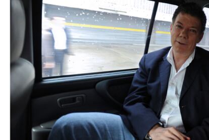 Santos, en coche por las calles de Bogotá, durante la campaña electoral que le enfrentó al ecologista Antanas Mockus, en mayo de 2010.