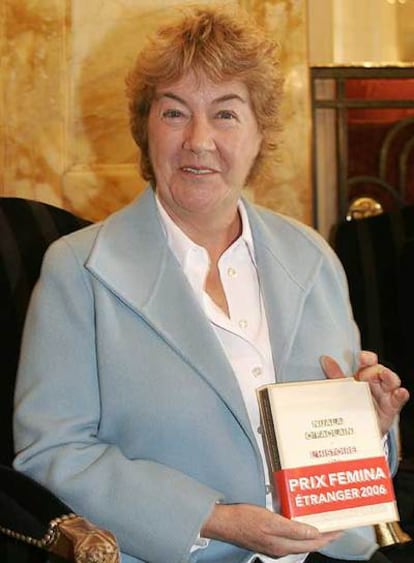 Nuala O'Faolain, con su libro <i>La historia de Chicago May</i> en 2005.