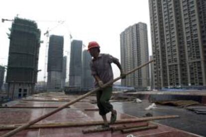 Un operario chino trabaja en unas obras de construccin en la ciudad de Qingdao, provincia de Shandong (China). EFE/Archivo