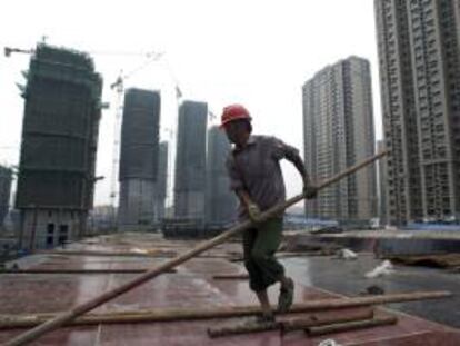Un operario chino trabaja en unas obras de construcción en la ciudad de Qingdao, provincia de Shandong (China). EFE/Archivo