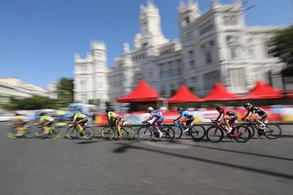 La Madrid Challenge by La Vuelta, en la que las corredoras recorren el Paseo de la Castellana y el Paseo Del Prado en Madrid.