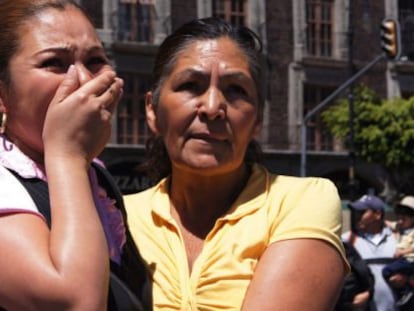 Dos mujeres lloran tras el seísmo en el D.F.