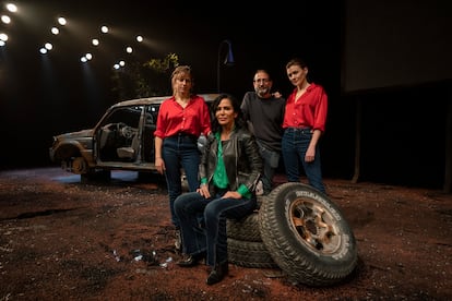 Lydia Cacho, sentada en el centro, posa en la presentación de 'La infamia' en Madrid junto al director José Martret y las actrices Marta Nieto (derecha) y Marina Salas (izquierda).