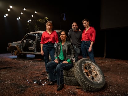 En la foto, de izquierda a derecha, la actriz Marina Salas, la periodista Lydia Cacho, el director de 'La infamia', Jose Martret, y la actriz Marta Nieto en el escenario de la obra.