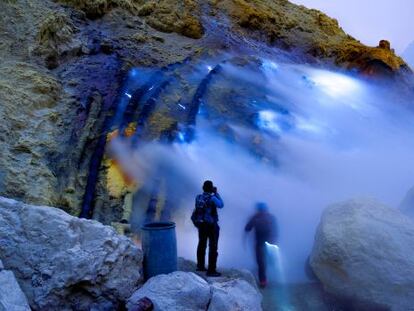 Mina de azufre en el cráter del Kawah Ijen, volcán activo de 2.380 metros al este de la isla indonesia de Java.