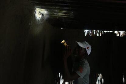 Las casas, normalmente de caña o madera y adobe son perfectas para los mosquitos, que prefieren posarse en superfíes húmedas.