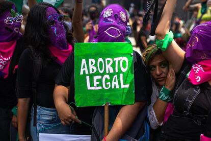 Mujeres encapuchadas exigen la legalización del aborto en Caracas, Venezuela, este martes. Solo Argentina, Cuba, Uruguay, Guyana y cuatro entidades territoriales de México lo han despenalizado.