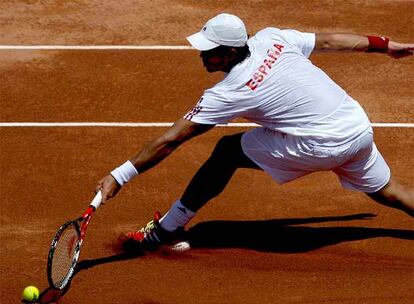 Verdasco intenta devolver un golpe contra Kohlschreiber.