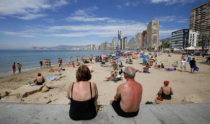 Turistas en una playa en Benidorm, Valencia. 